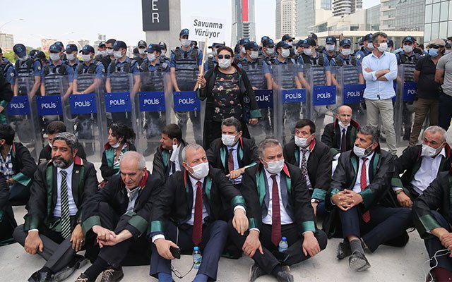 AKP presses on with ‘multiple bar associations bill’ despite intense protests from lawyers
