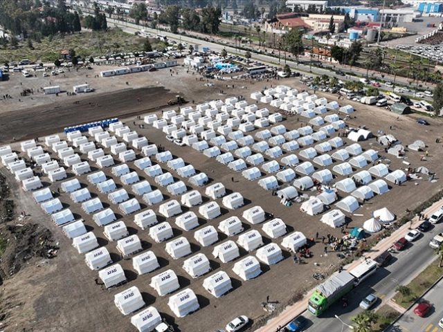 Earthquake survivors settle in tent cities