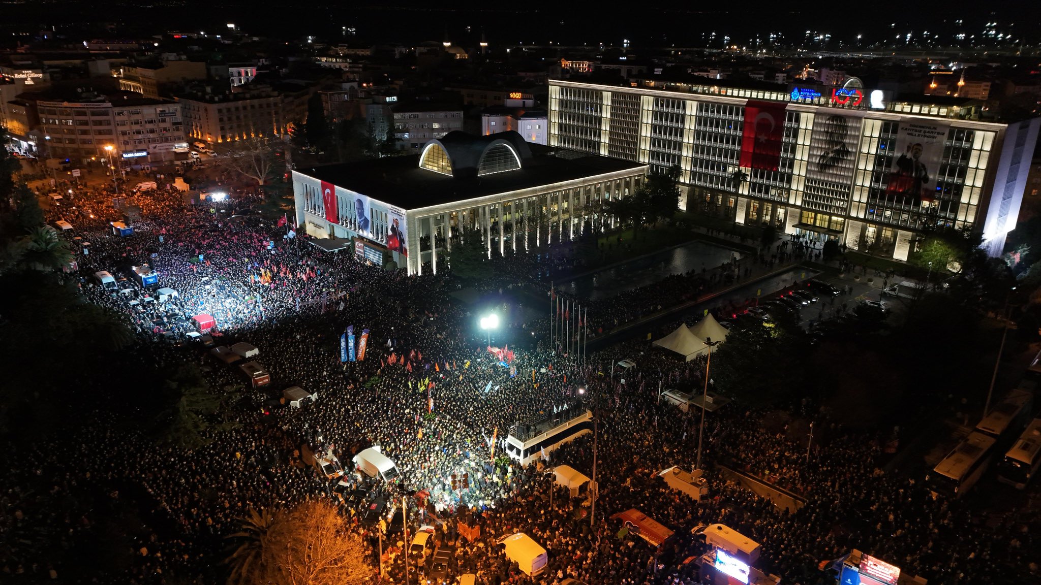 CHP Leader Özgür Özel Speaks to Thousands in Saraçhane: “Istanbul is Speaking”