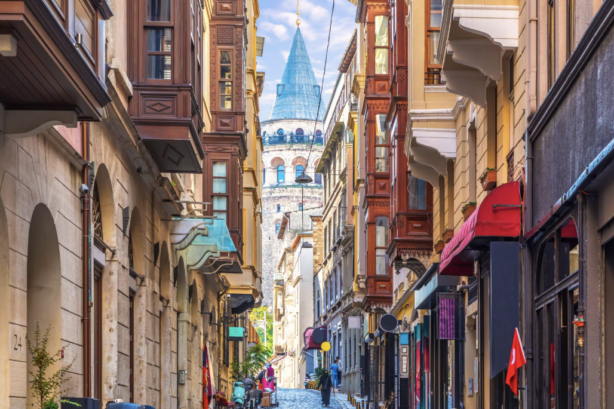 Istanbul Housing Market Splits in Two: Affordability vs Prestige Shape Late-2025 Sales