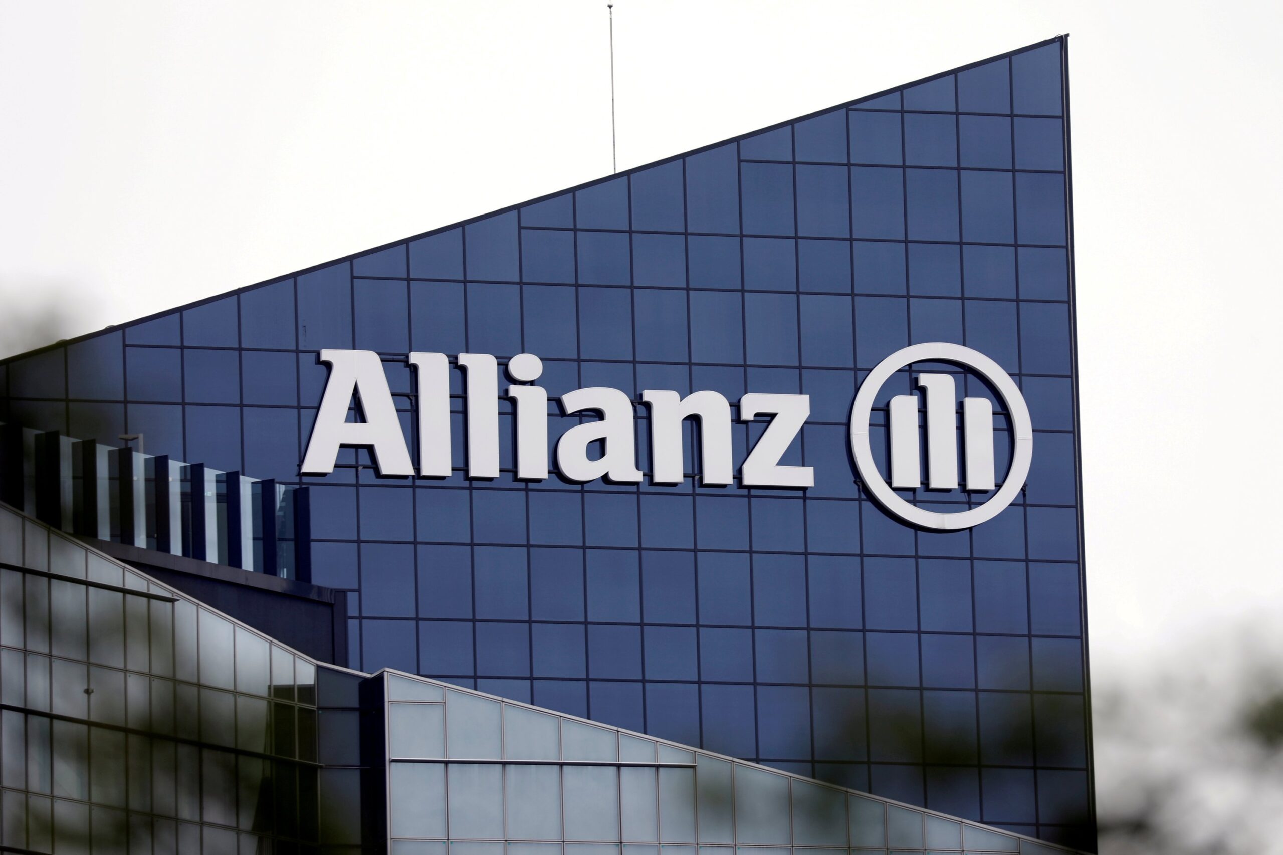 Allianz Trade Warns of Global Trade Slowdown and Rising Stagflation Risks