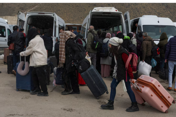 Hundreds of Iranians Cross into Türkiye as War Escalates