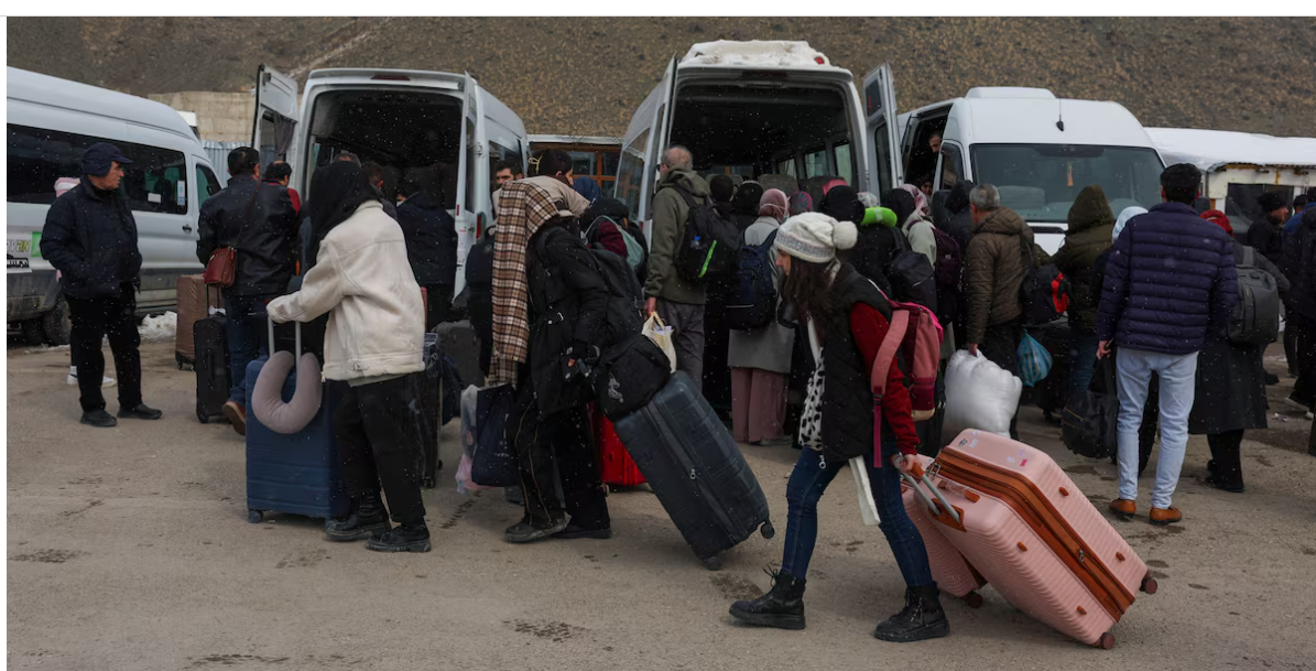 Hundreds of Iranians Cross into Türkiye as War Escalates